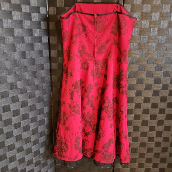 Red dress - Picture 2 of 2